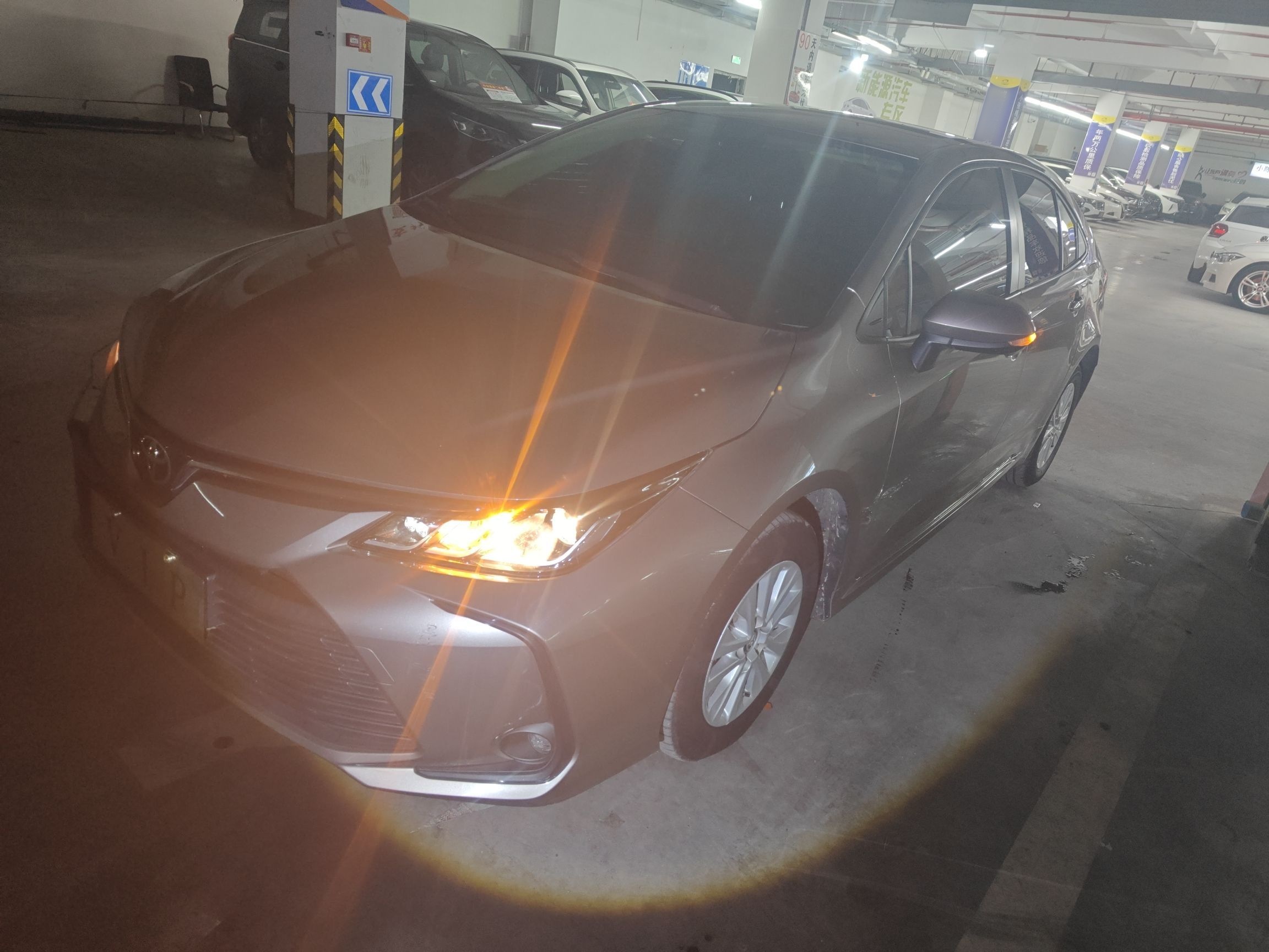 تحت مقدمة السيارة