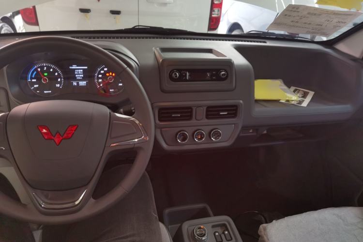 Used Wuling Yangguang 2024 300KM Comfort Version Passenger Van 75kW