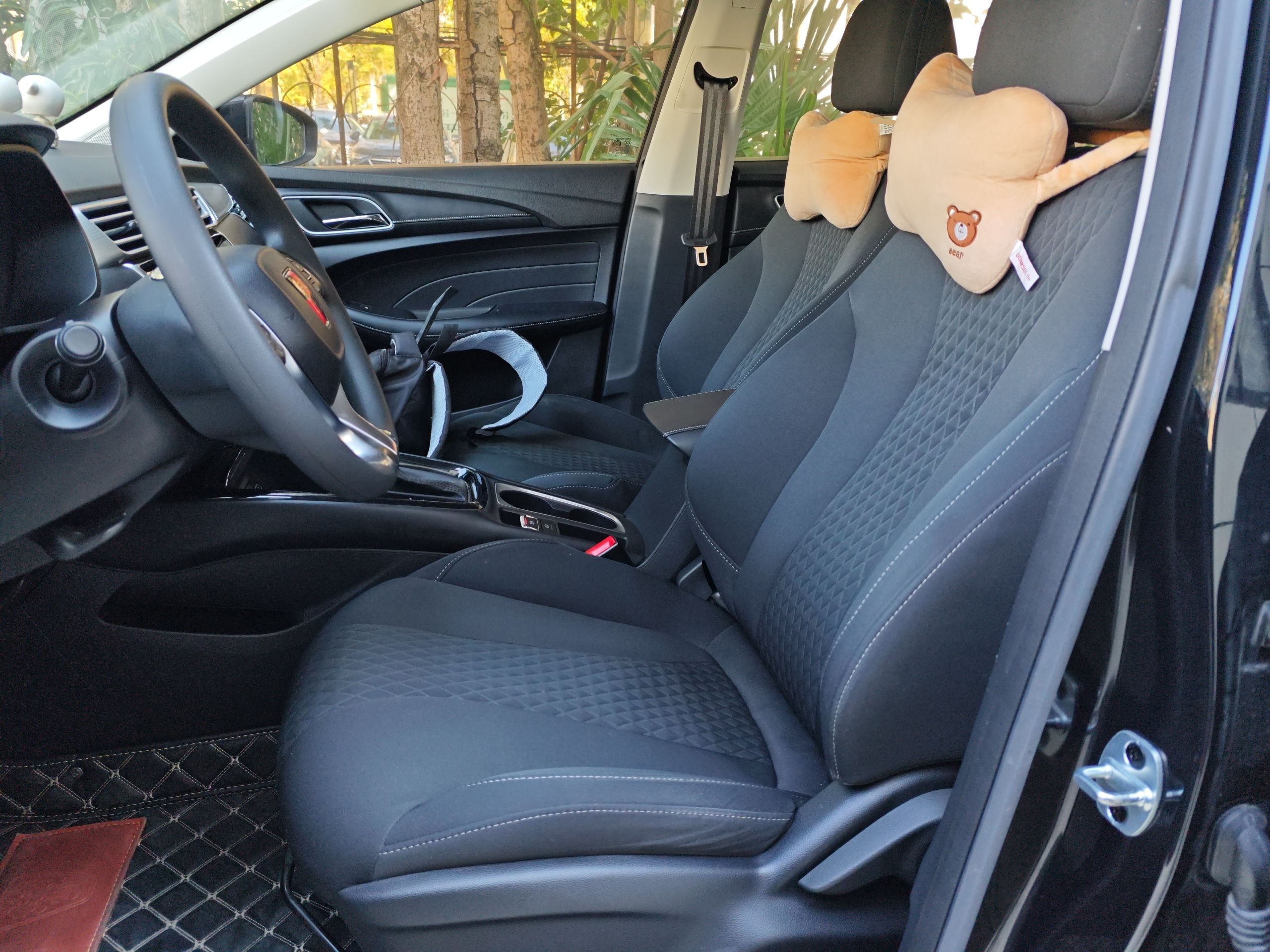 المقاعد الأمامية داخل السيارة