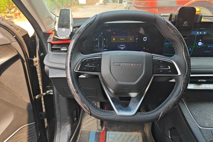 Used Venucia V 2022 260T Black Horse Edition · Idol
