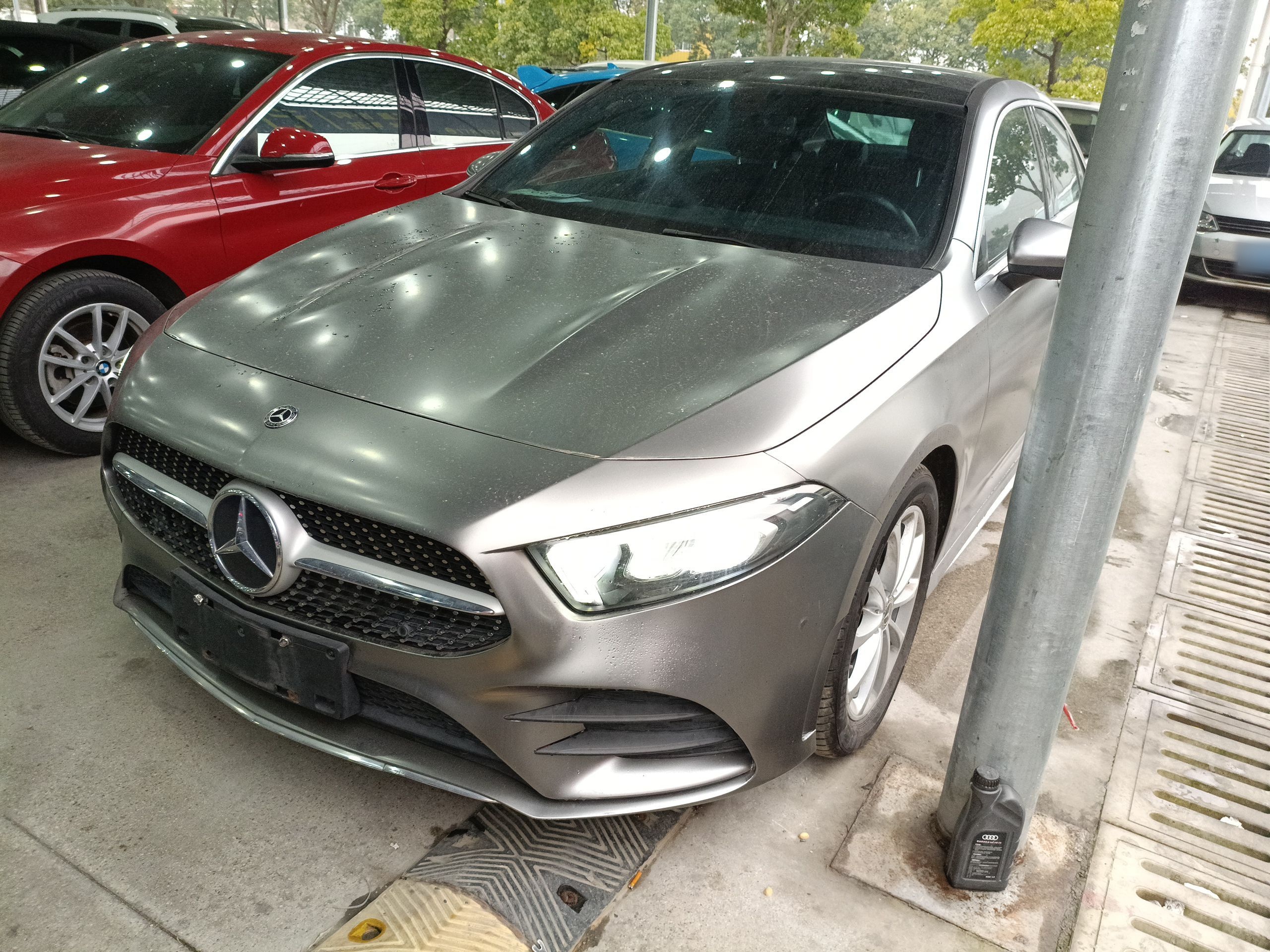 تحت مقدمة السيارة