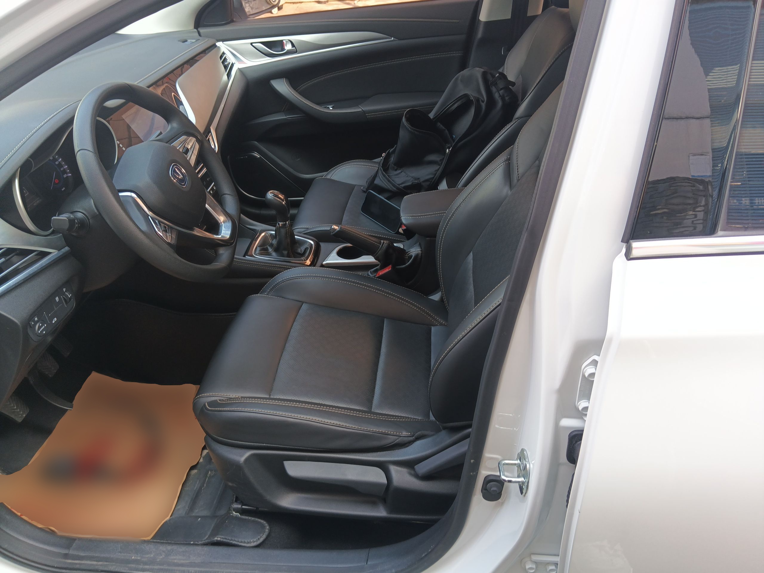 Переднее сиденье в автомобиле