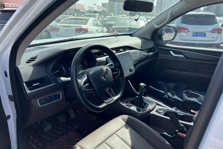 Used Dongfeng Palazzo 2022 2.0T Manual Two-Wheel Drive Luxury Version Interior 1