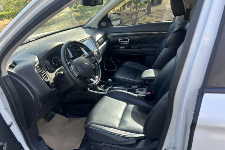 Used Mitsubishi Outlander 2019 2.0L Two-Wheel Drive Comfort Edition 5 Seats China VI Standard Interior 7