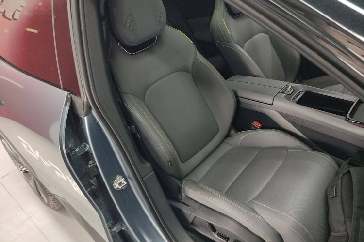 Used Lynk & Co 08 EM-P 2025 220 km All-Wheel-Drive Performance Halo
