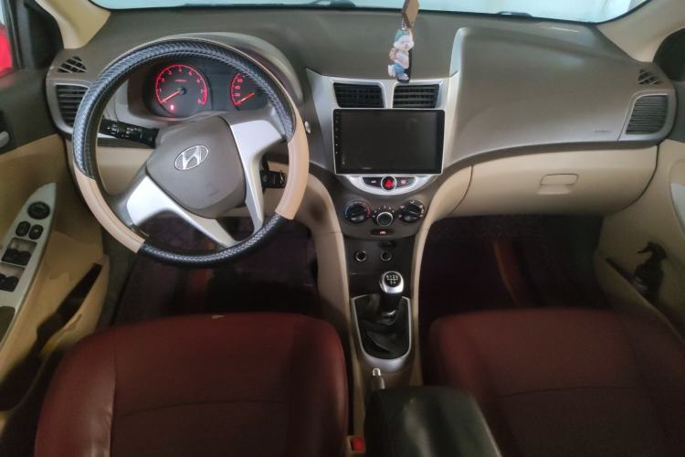 Used Hyundai Verna (older generation) 2010 Sedan 1.4L Manual Comfort GS Center Console