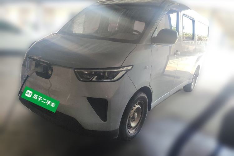 Used Wuling Yangguang 2024 300KM Comfort Version Passenger Van 75kW
