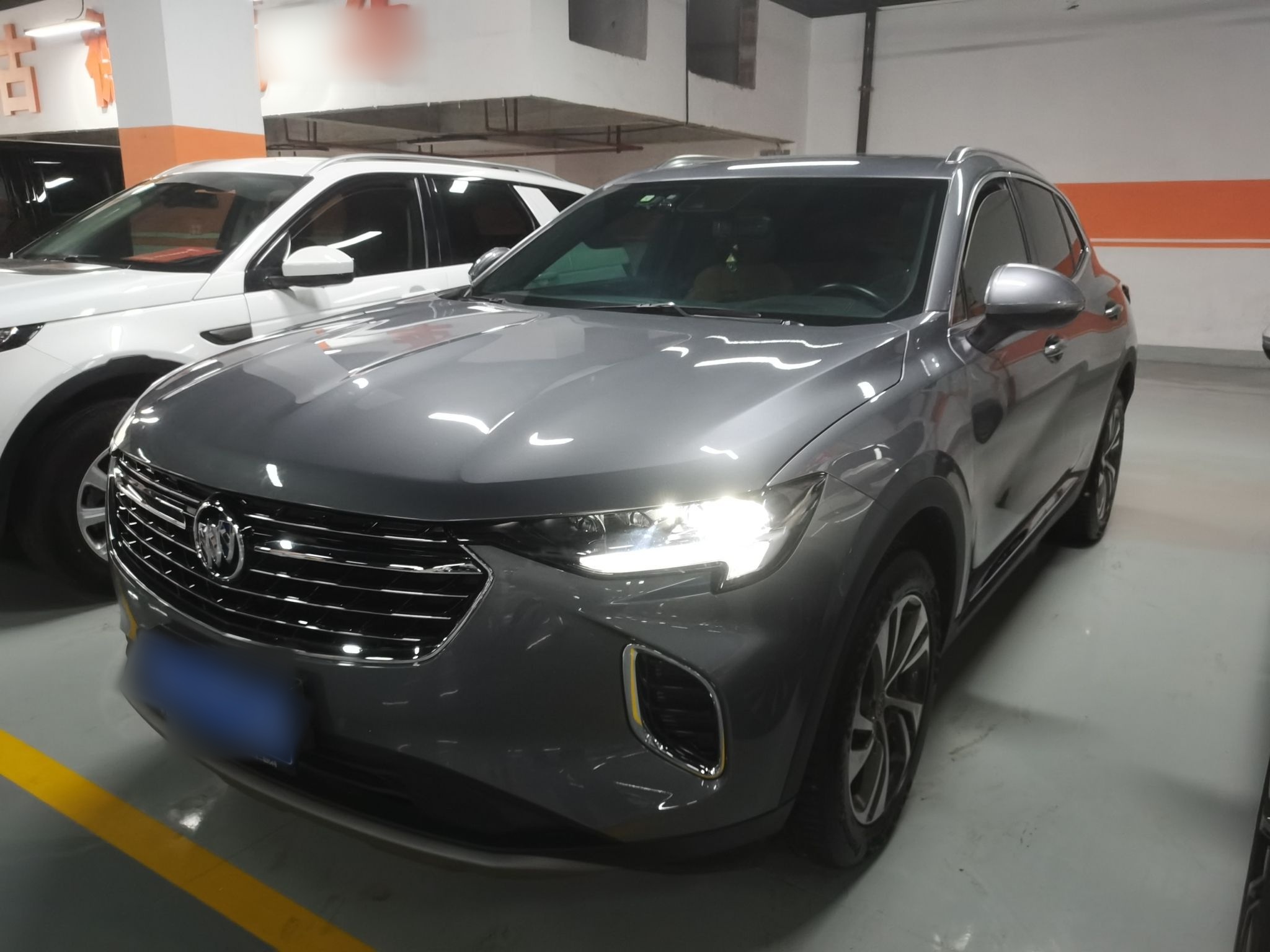 Под передней частью автомобиля