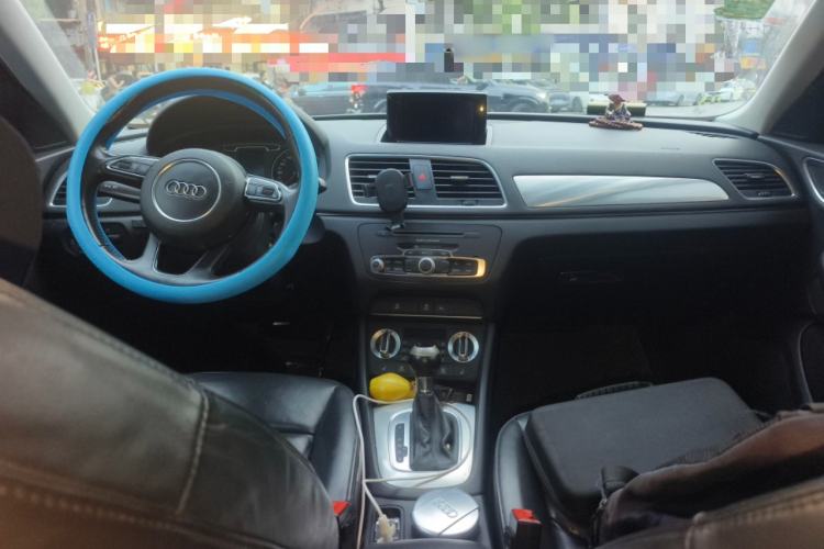 Used Audi Q3 2015 35 TFSI Comfort Model Center Console