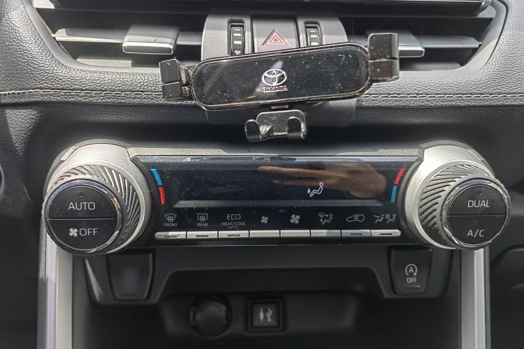 Used Toyota Wildlander 2022 2.0L CVT Two-Wheel Drive Luxury Edition Audio And AC Panel