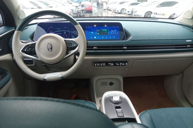 Used ORA Good Cat 2021 400km Standard Range Venus Edition Lithium Iron Phosphate Center Console