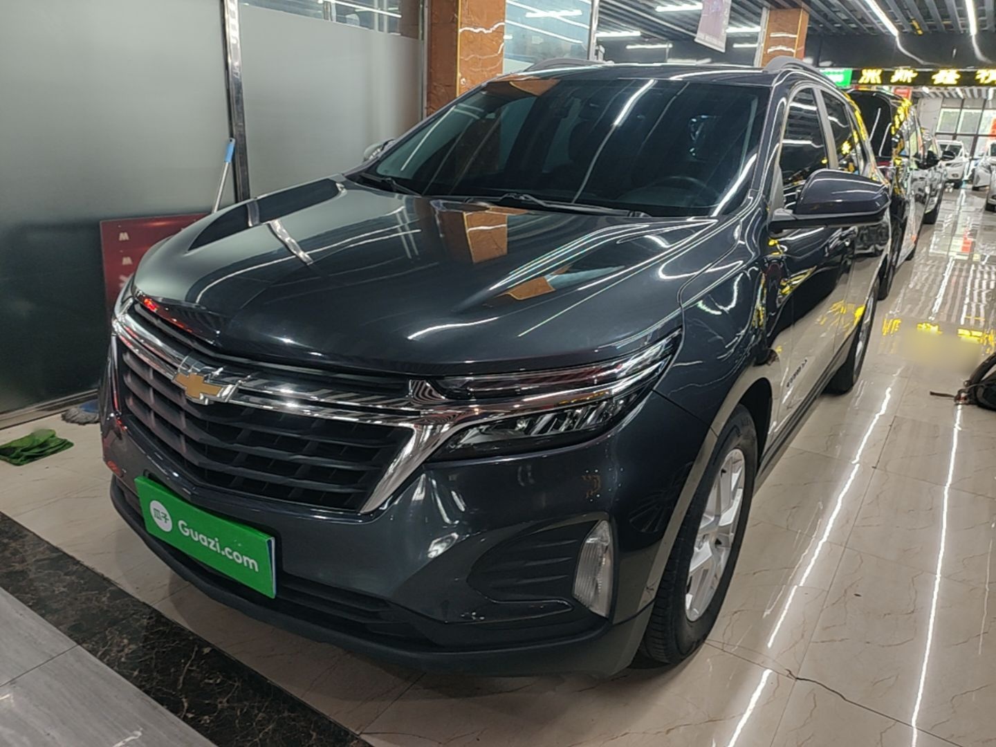 Unter der Vorderseite des Autos