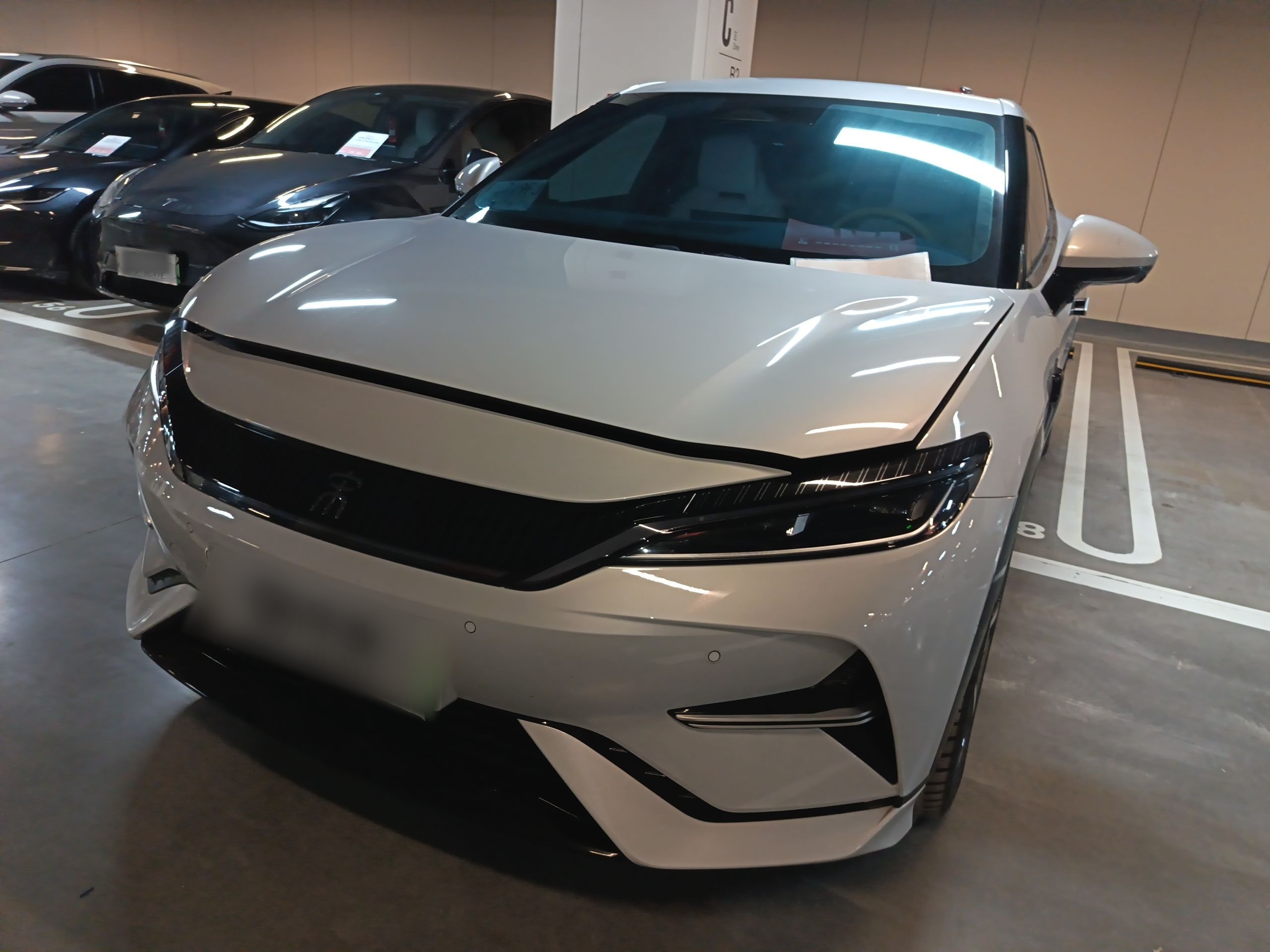 Под передней частью автомобиля