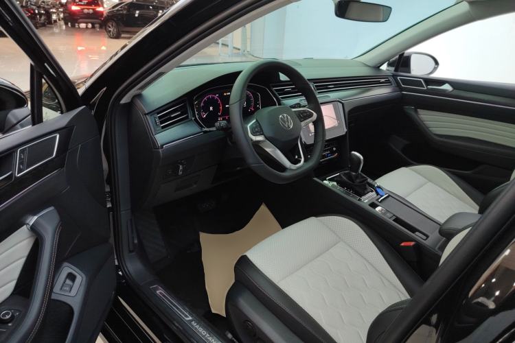 Used Volkswagen Magotan 2026 30 Million Vehicles Selected Model 380TSI DSG Luxury Edition Left Front Seat