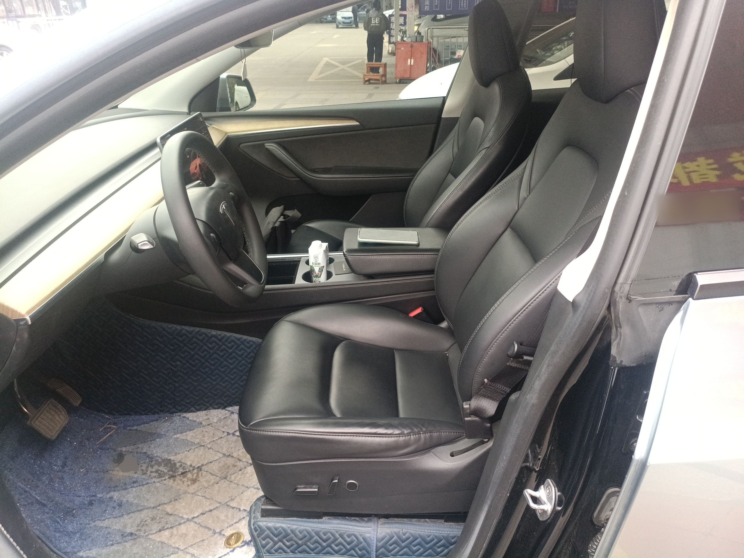 المقاعد الأمامية داخل السيارة