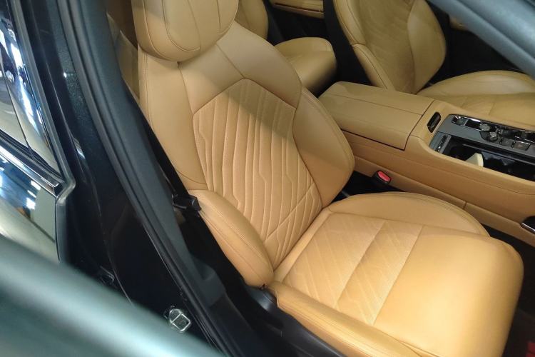 Used Lynk & Co 09 2021 2.0T Halo Six-Seater
