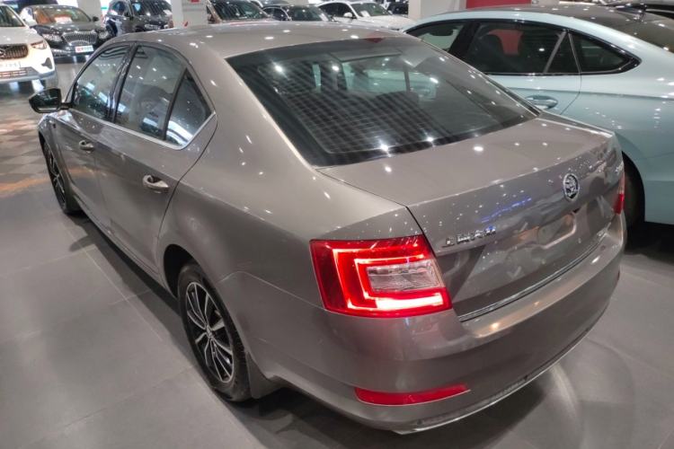 Used Skoda Octavia 2016 1.6L Manual Smart Drive Version
