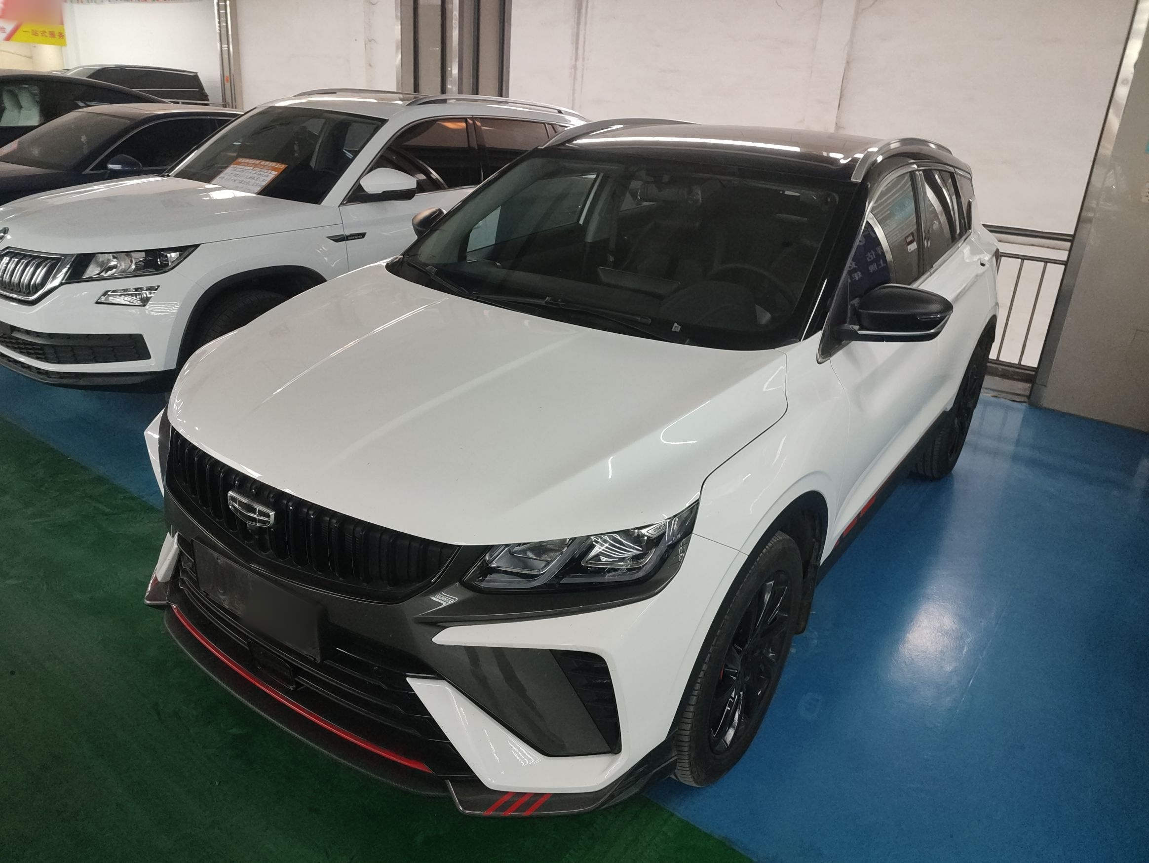 تحت مقدمة السيارة