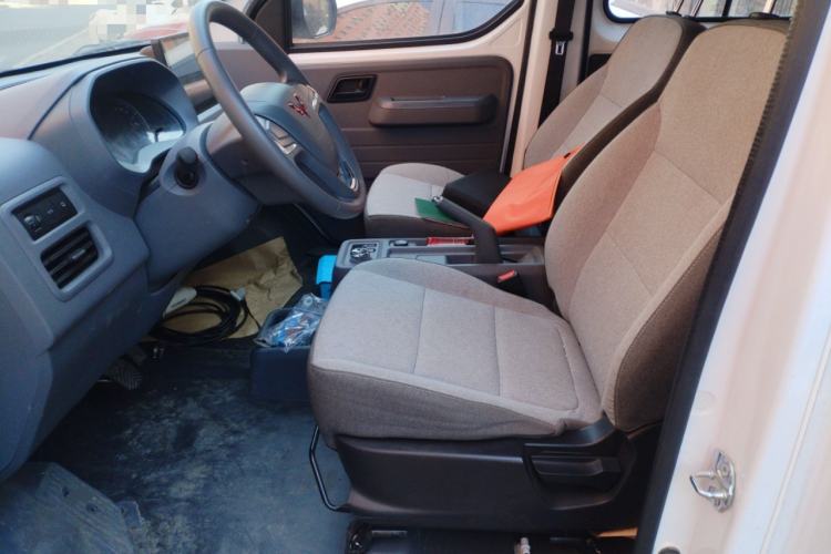 Used Wuling Yangguang 2024 300KM Comfort Version Passenger Van 75kW