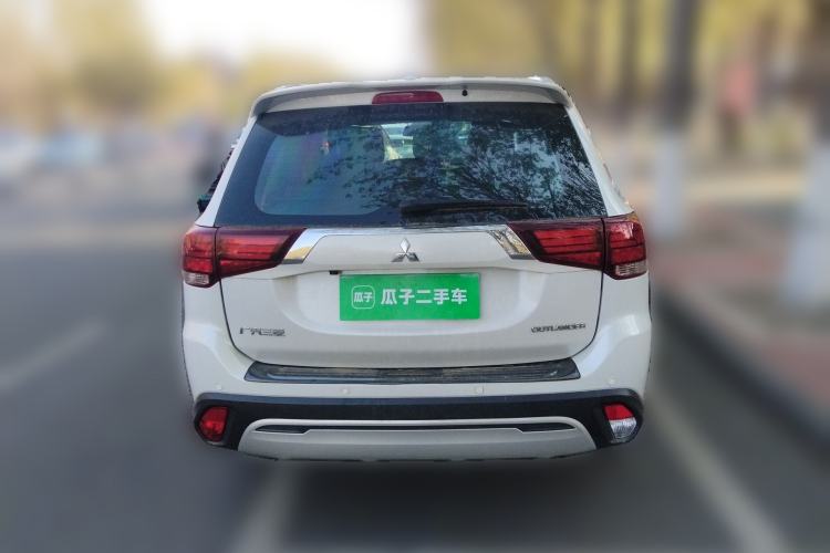 Used Mitsubishi Outlander 2019 2.0L Two-Wheel Drive Comfort Edition 5 Seats China VI Standard Rear