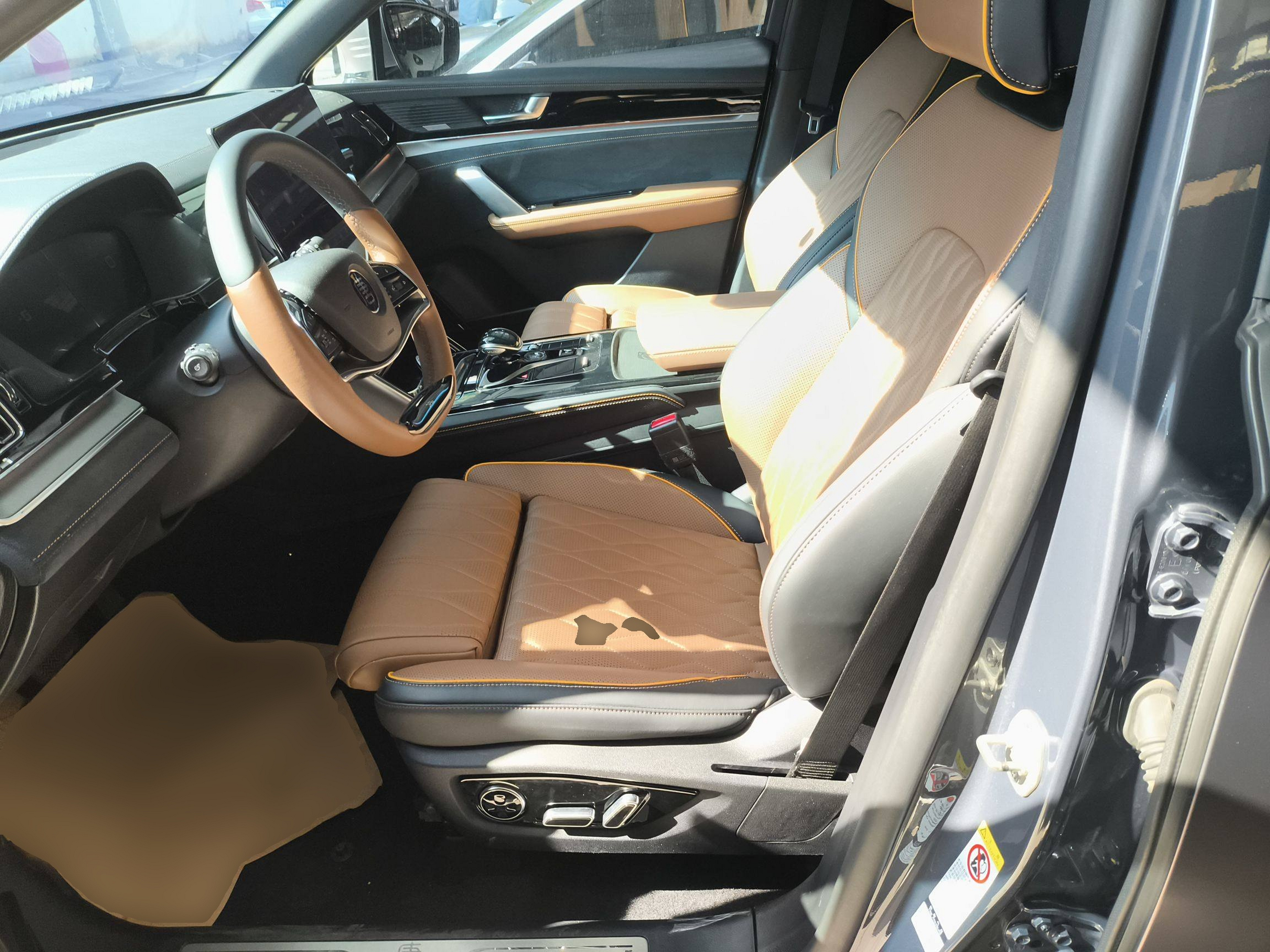 المقاعد الأمامية داخل السيارة