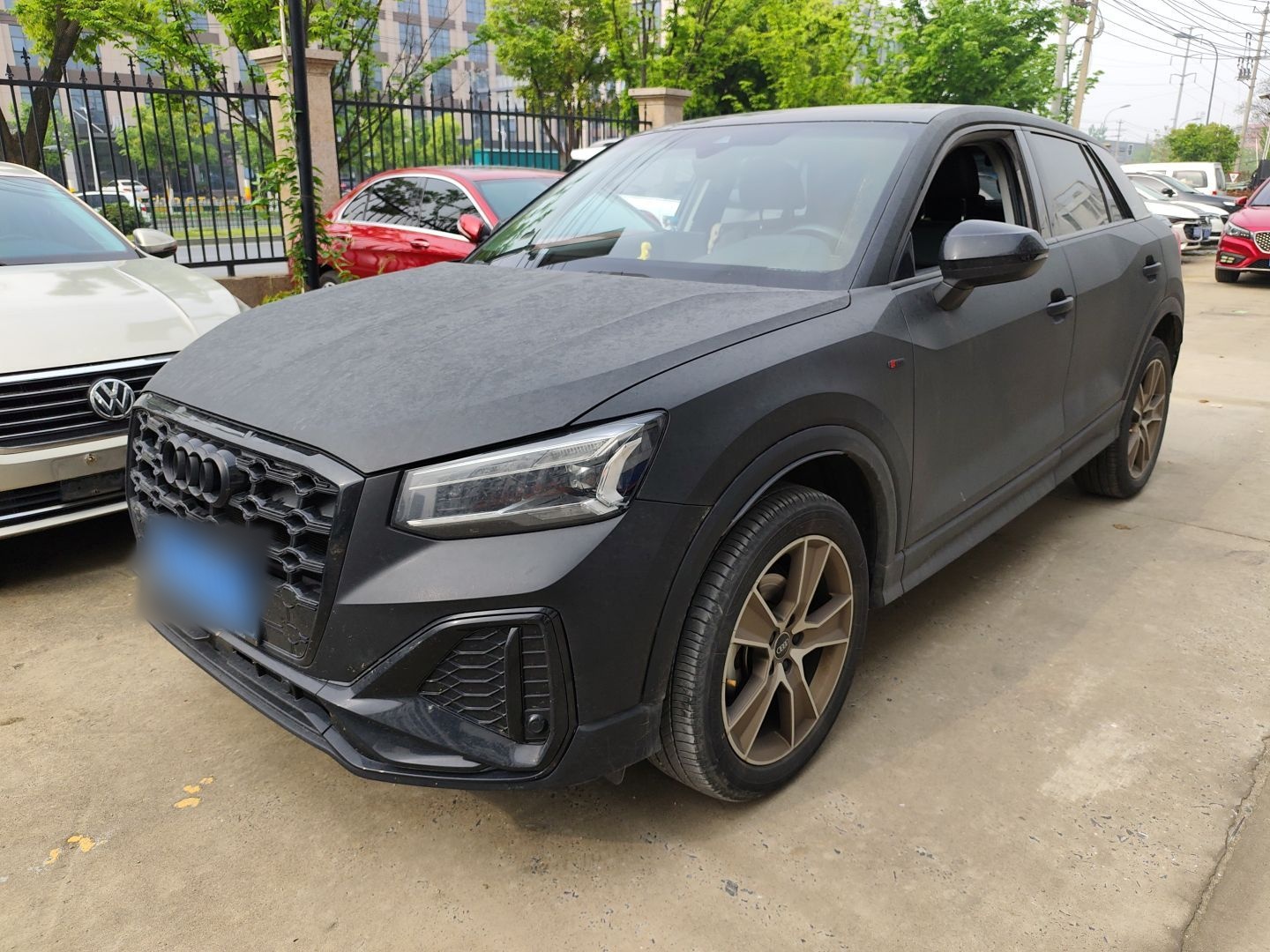 Под передней частью автомобиля