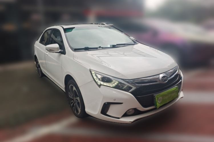 Used BYD Qin New Energy 2015 1.5T Dual-Crown Flagship Plus Edition Front Right 45 Deg
