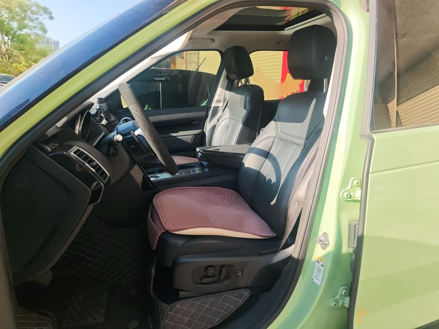 Переднее сиденье в автомобиле