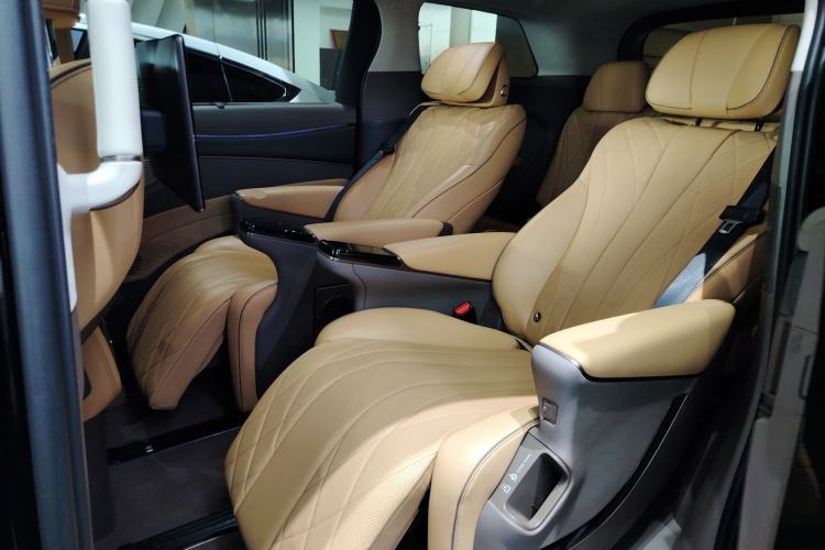 Used Denza D9 2022 DM-i 970 Four-Wheel Drive Flagship Model Left Rear Seat