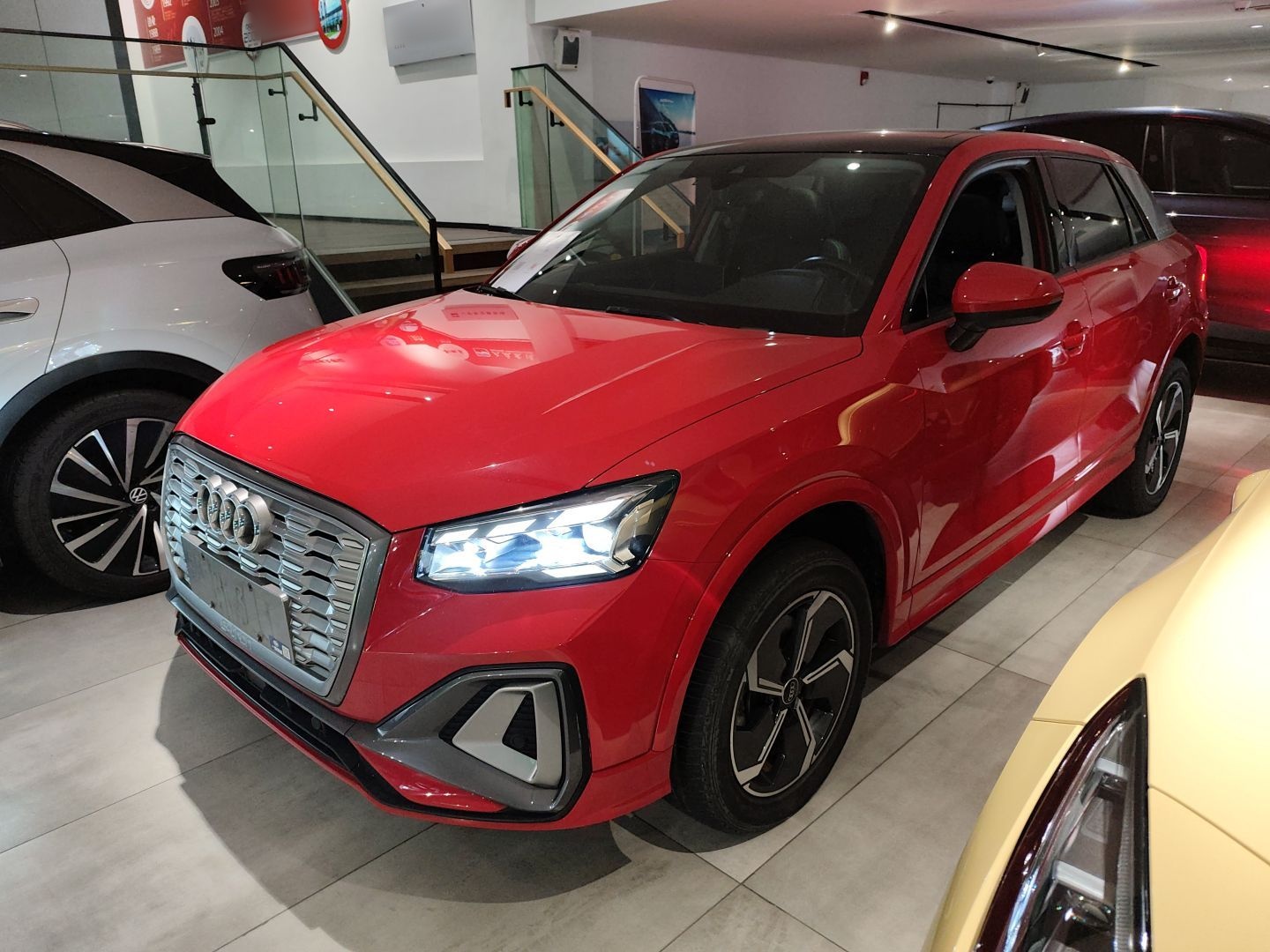 تحت مقدمة السيارة