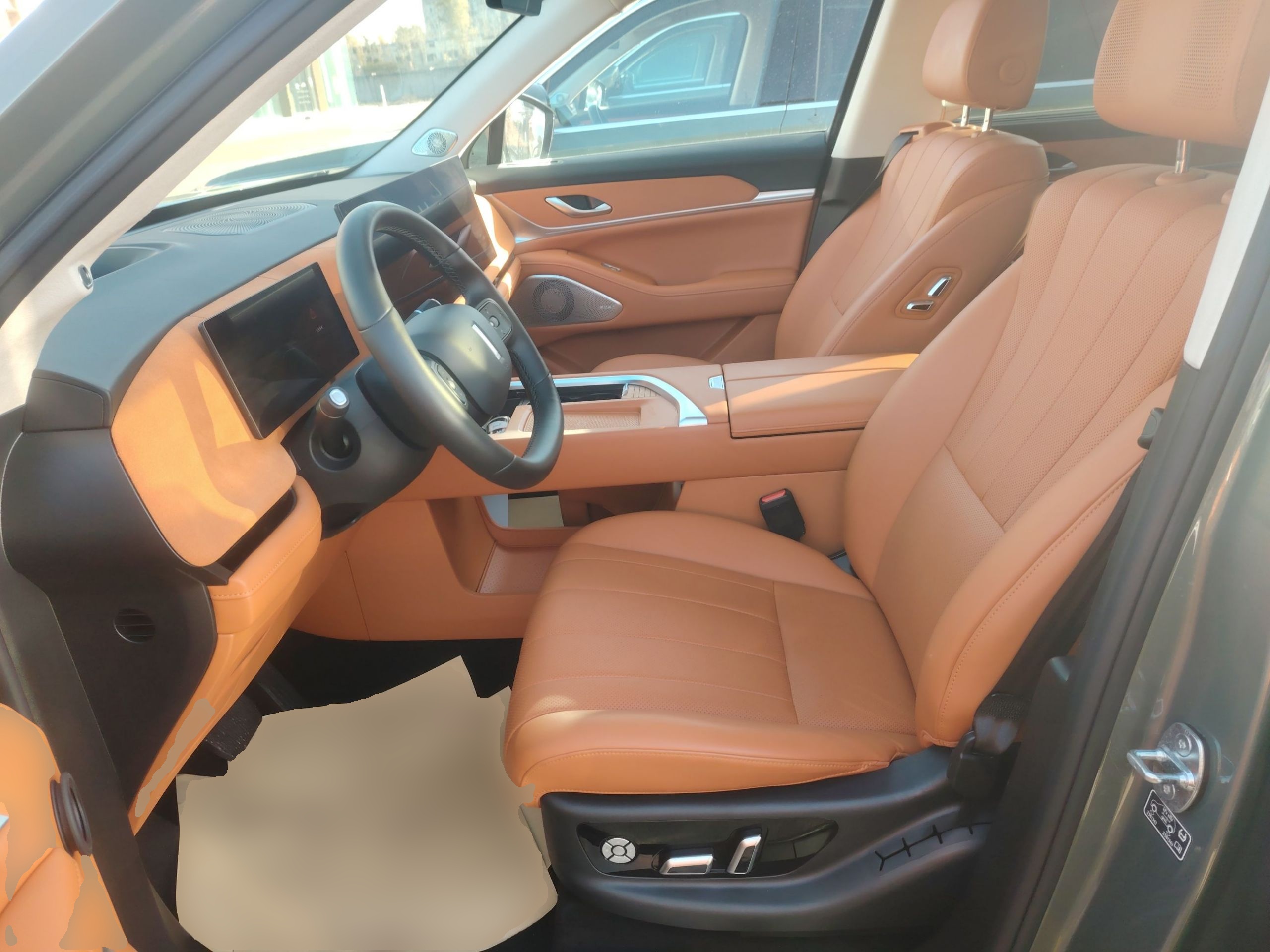 المقاعد الأمامية داخل السيارة