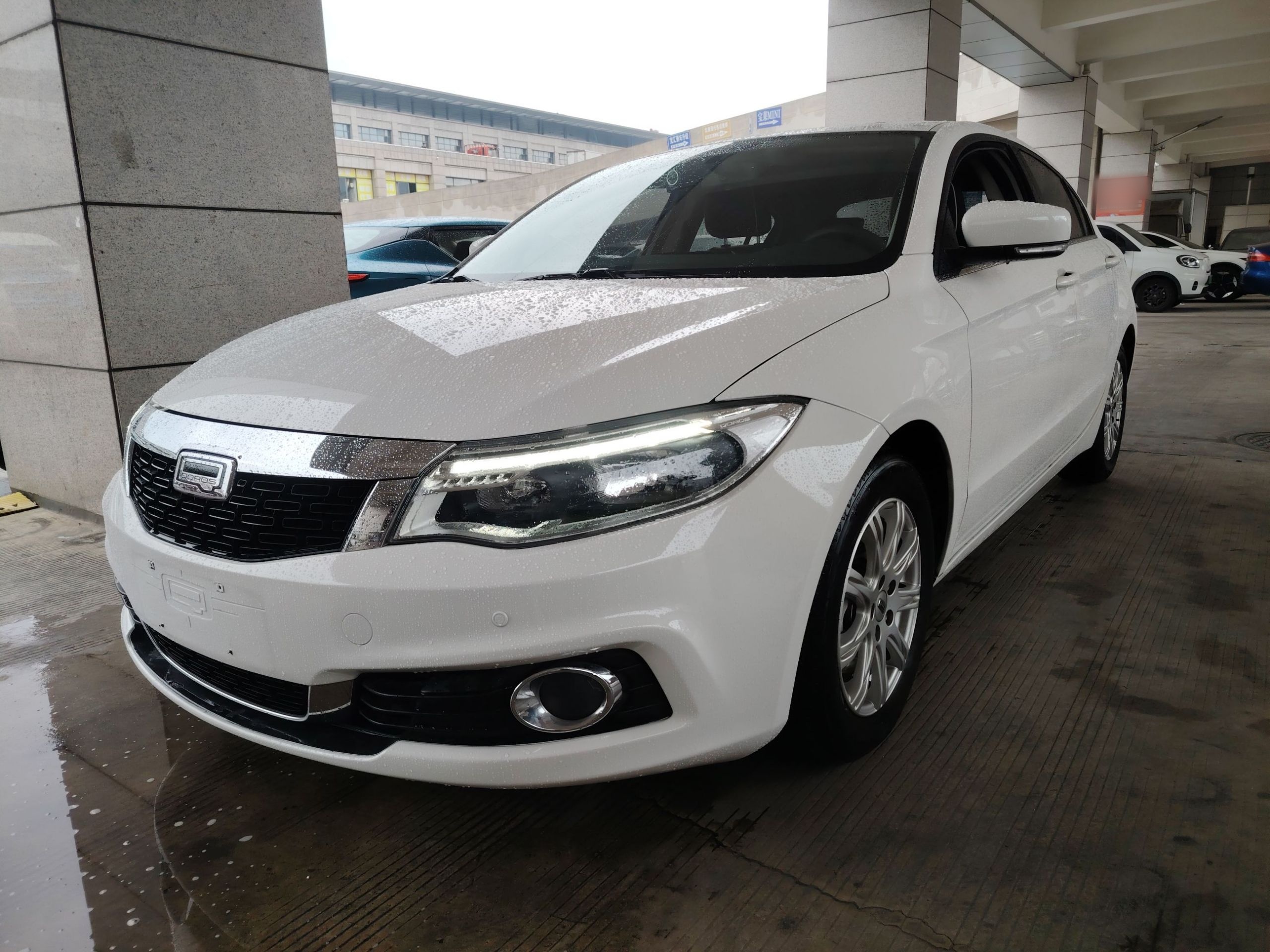 Под передней частью автомобиля