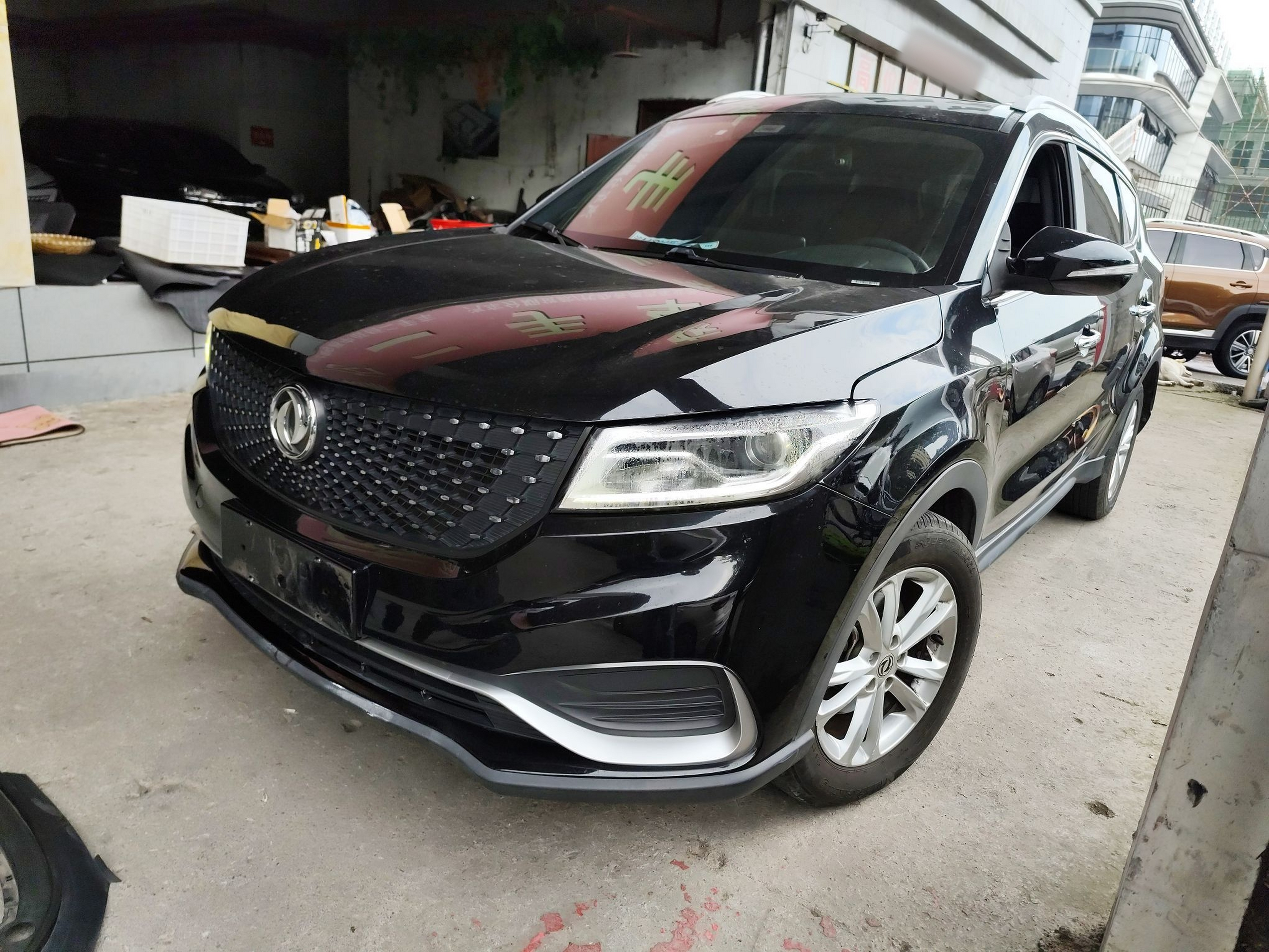 Под передней частью автомобиля