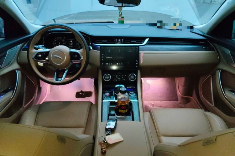 Used Jaguar XFL 2025 Model—2.0T P250, Two-Wheel Drive, Premium Luxury Edition Center Console