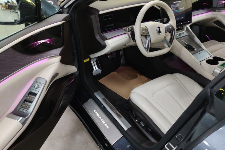 Used Denza Z9 2024 1100 km All-Wheel-Drive Ultra Version
