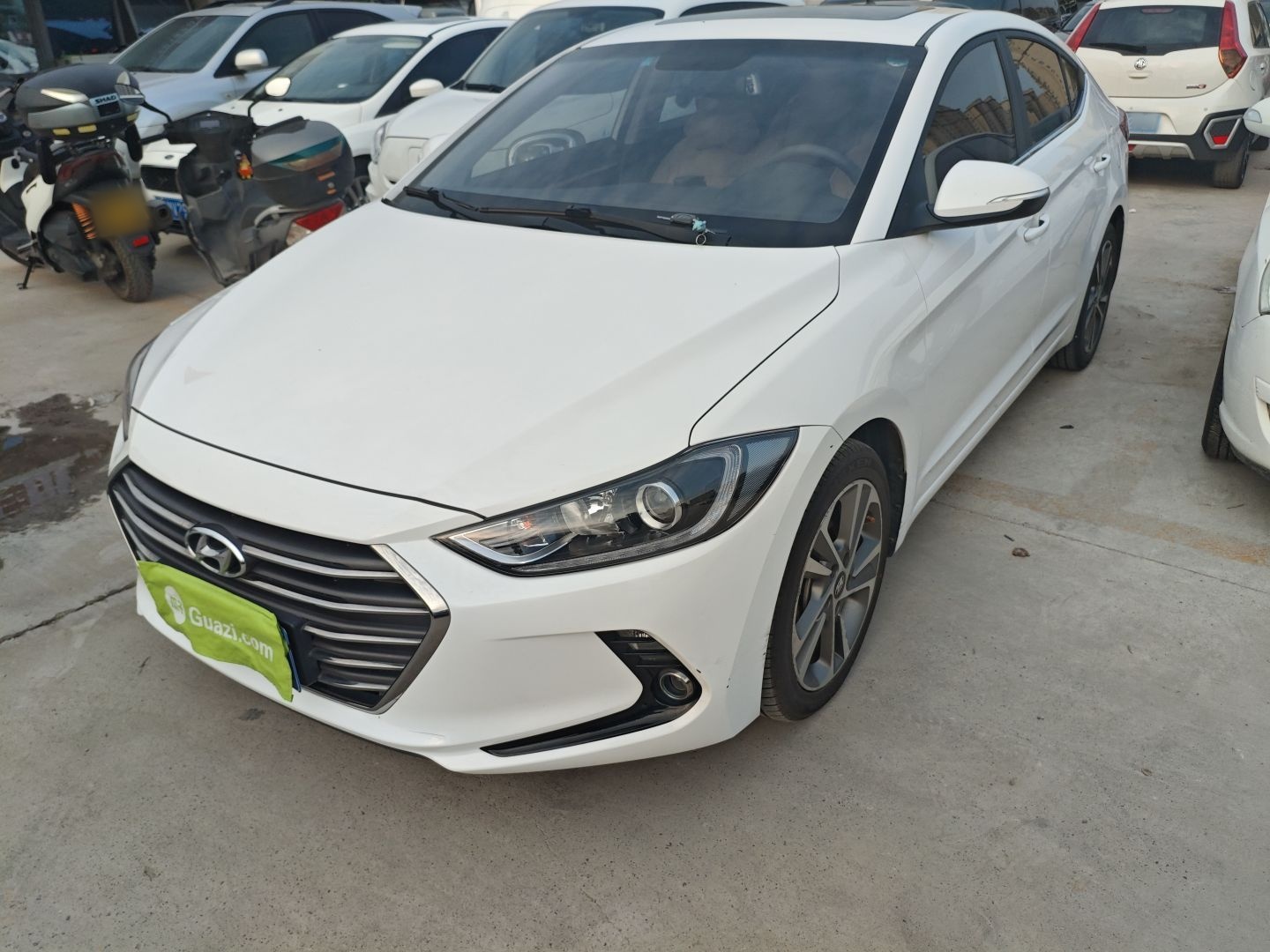 Под передней частью автомобиля