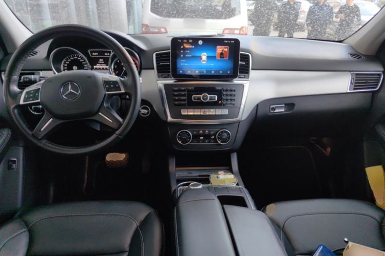 Used Mercedes-Benz M-Class 2014 ML 320 4MATIC Center Console