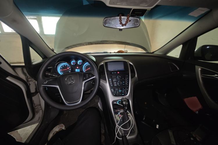 Used Buick GT 2013 XT 1.6L Automatic Fashion Edition Center Console