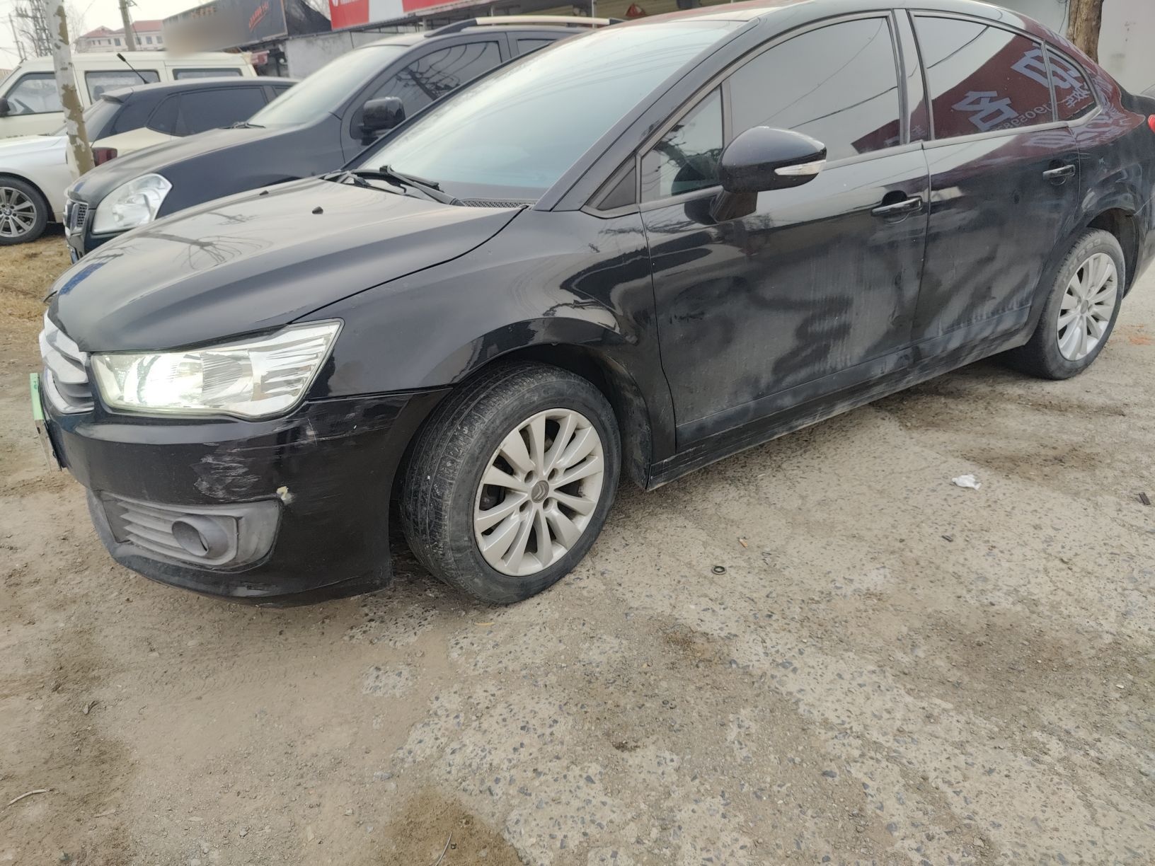 Под передней частью автомобиля