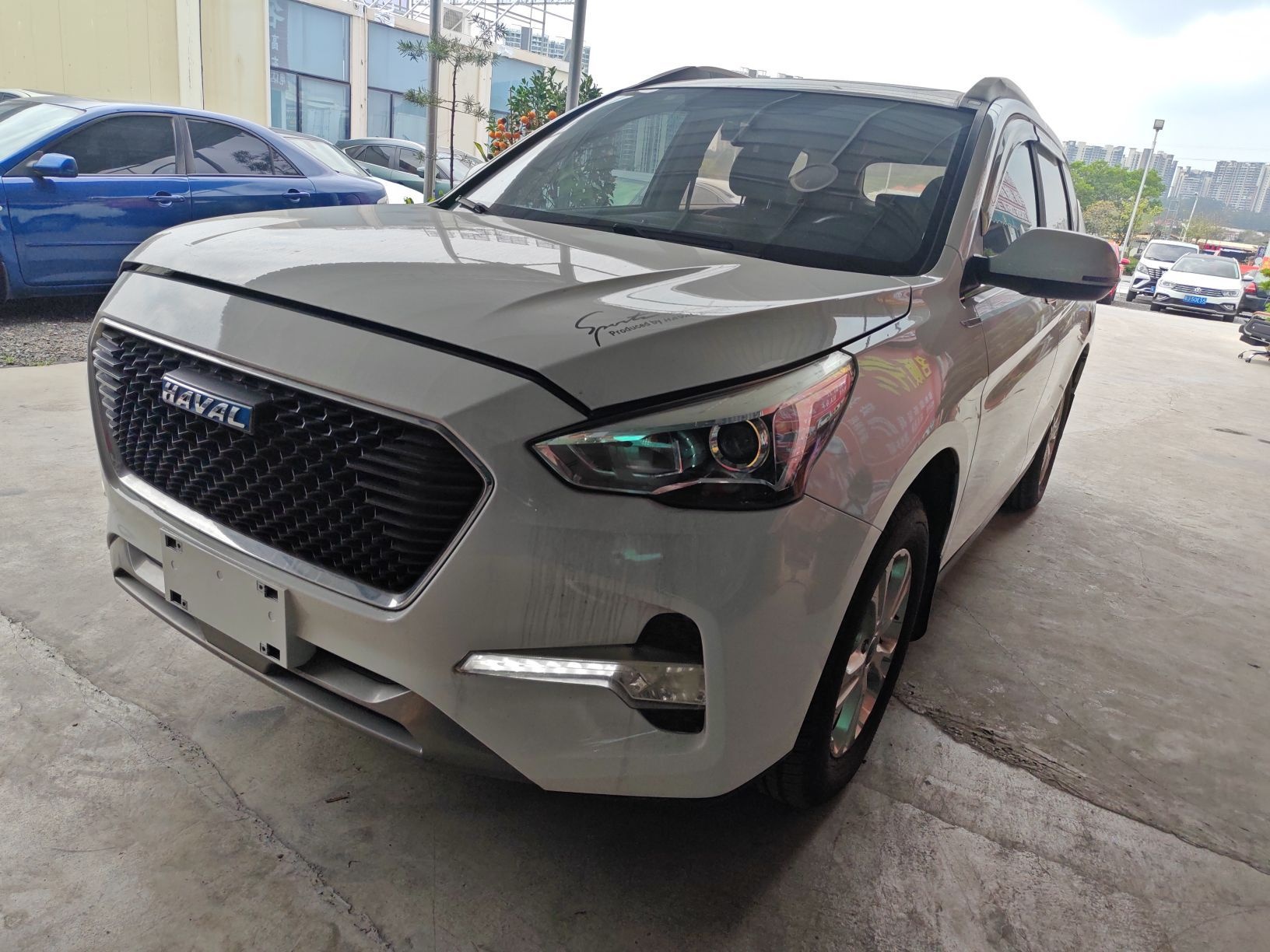 Под передней частью автомобиля