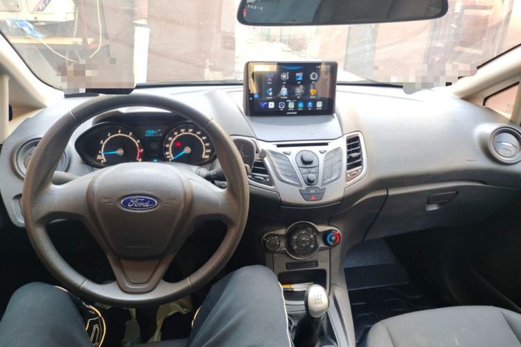 Used Ford Fiesta 2013 Sedan 1.5L Manual Fashion Edition Center Console