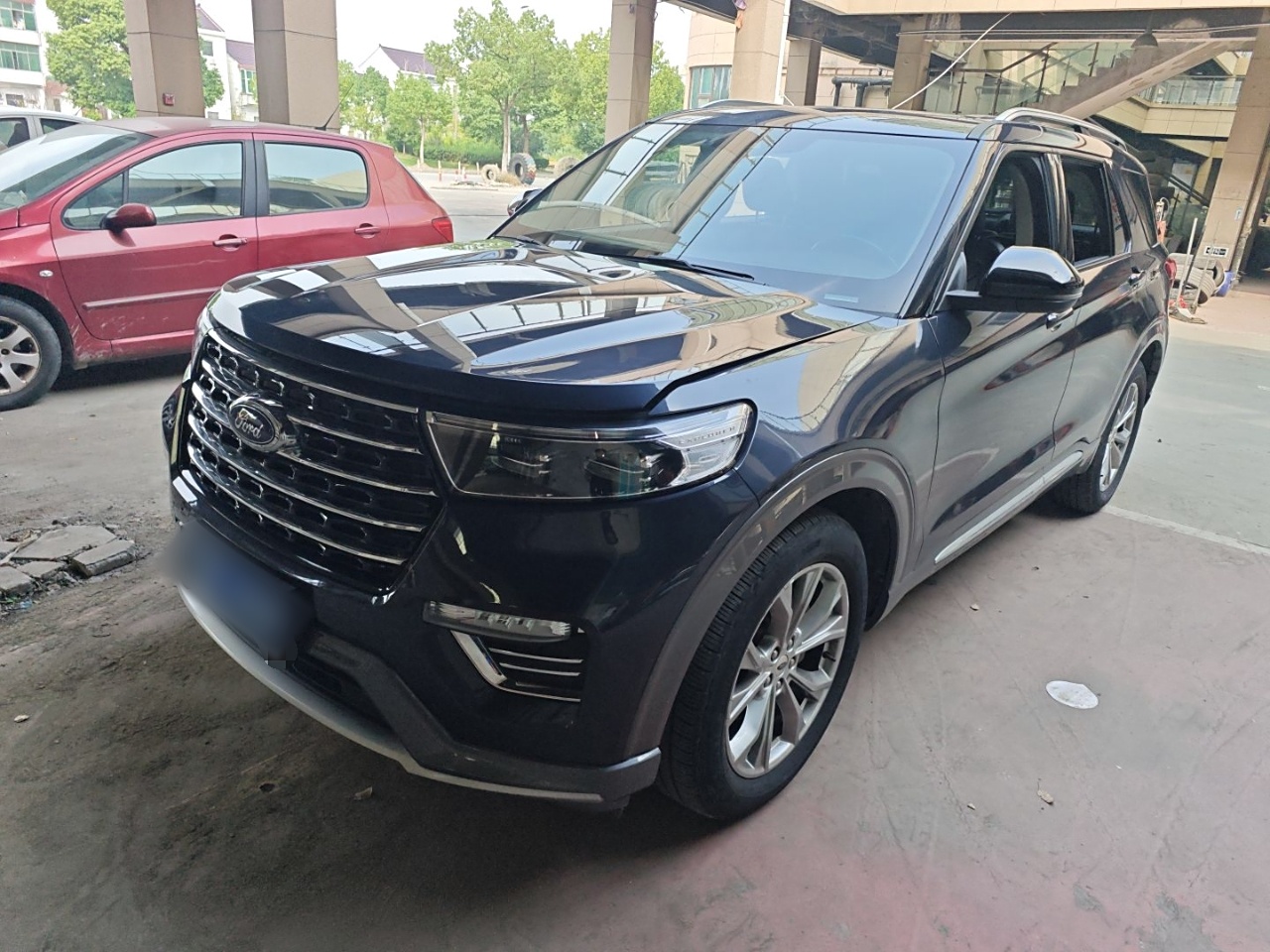 Под передней частью автомобиля