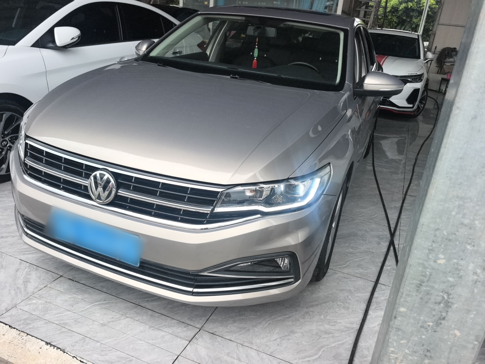 تحت مقدمة السيارة