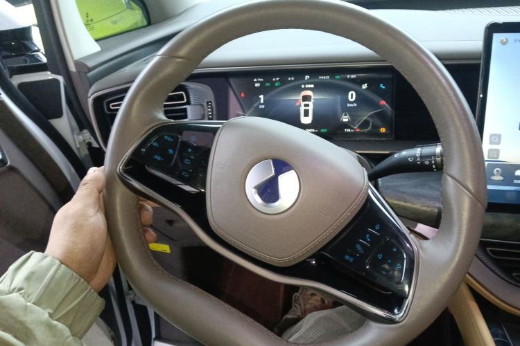 Used Denza D9 2022 DM-i 1040 Prestige Model