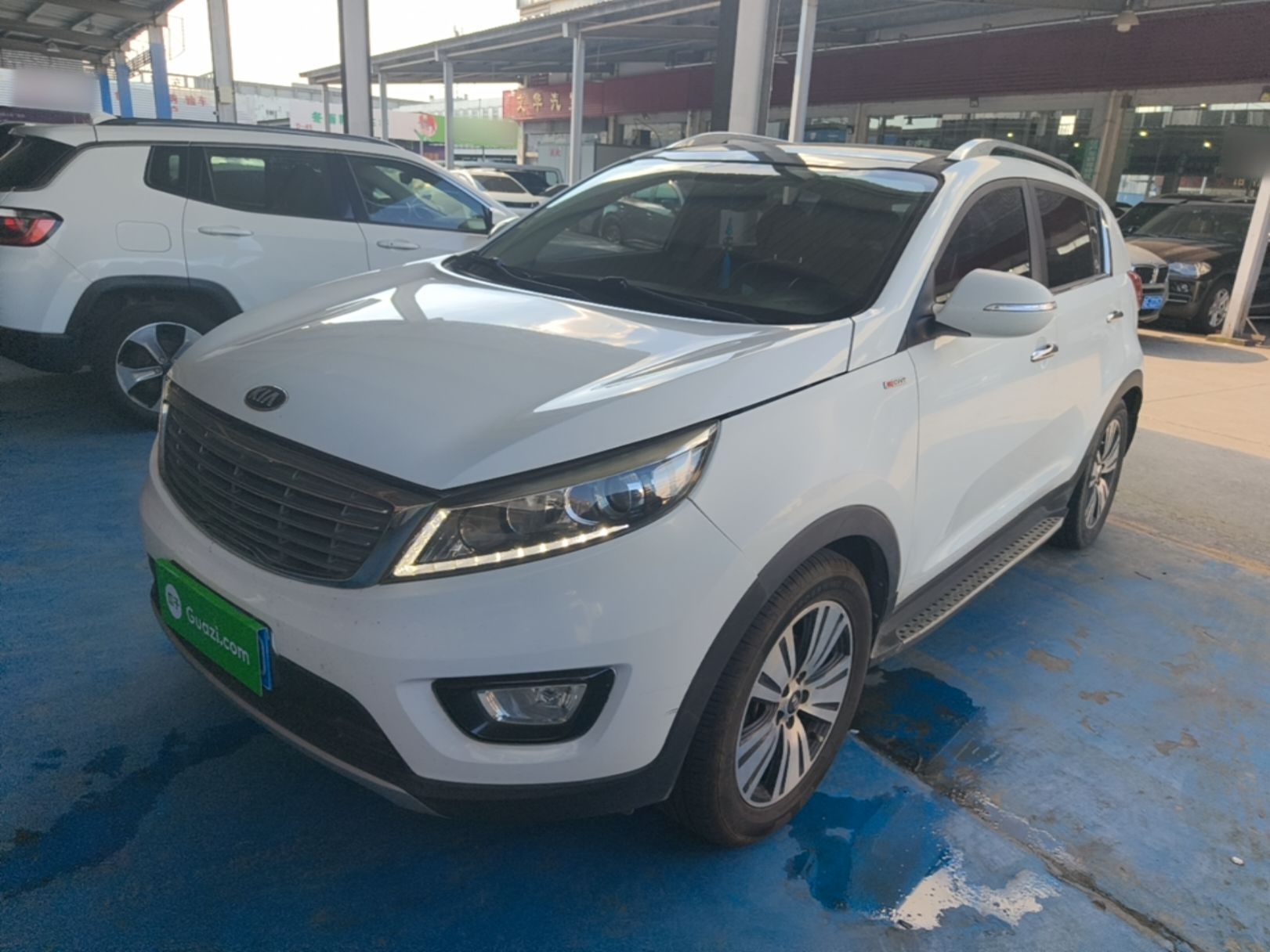تحت مقدمة السيارة