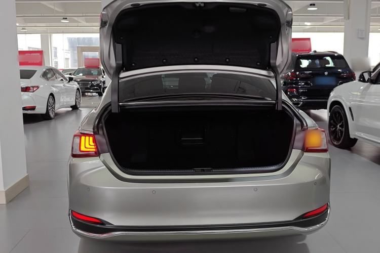 Used Lexus ES 2023 200 Excellence Edition
