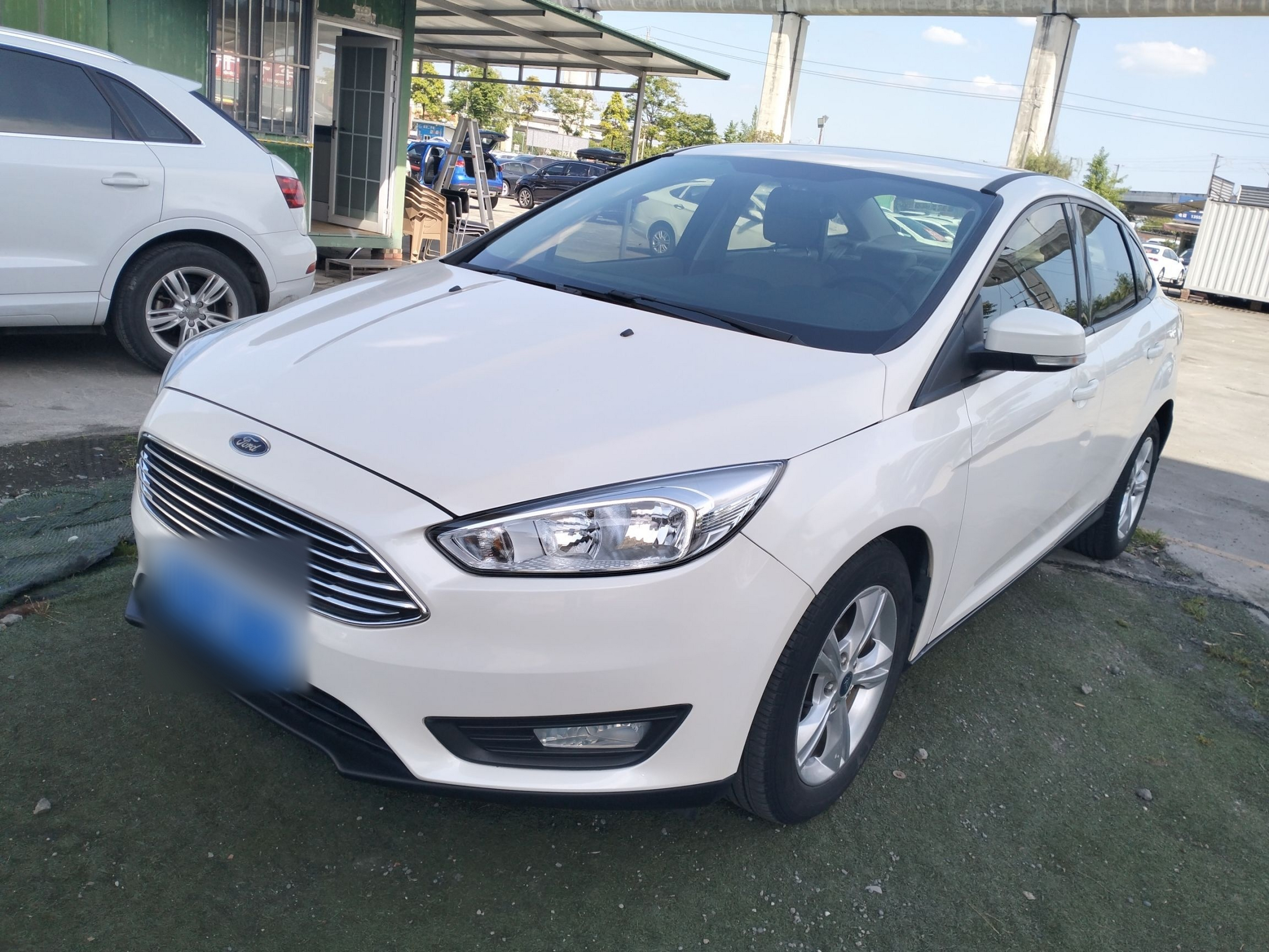 Под передней частью автомобиля