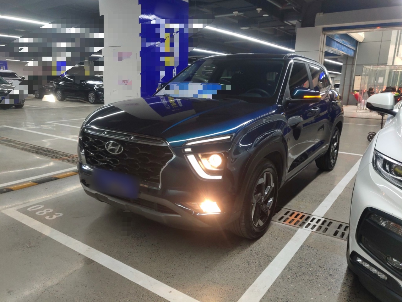 Под передней частью автомобиля