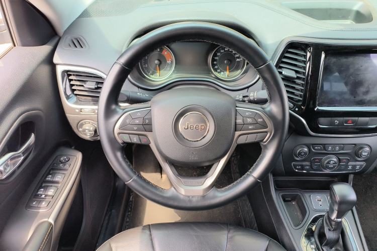 Used Jeep Cherokee 2019 2.0T Two-Wheel Drive Smart Enjoyment Version China VI Steering Wheel