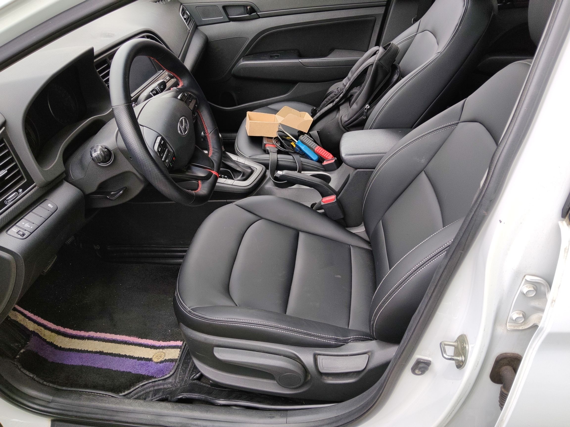 المقاعد الأمامية داخل السيارة